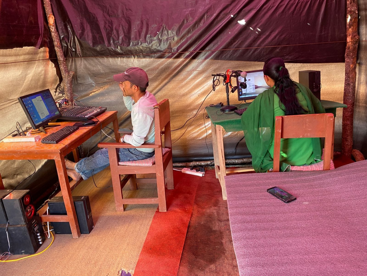 सञ्चार क्षेत्रमा भूकम्पको प्रभाव : ७ पत्रकारको घर भत्कियो, टेन्टबाट यसरी चल्दैछ रेडियो