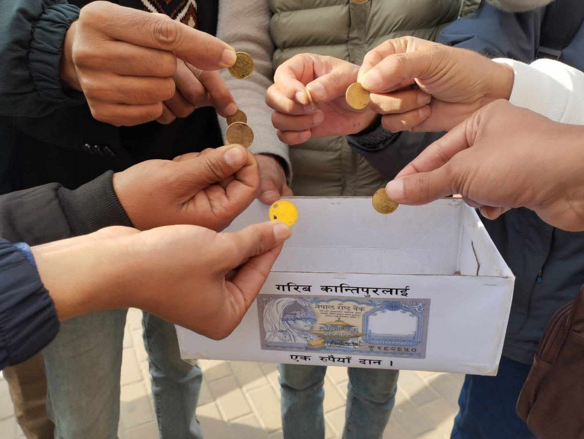 कान्तिपुरका पत्रकारको सांकेतिक विरोधः ऐन कार्यान्वयनका लागि व्यवस्थापनलाई '१ रुपैयाँ दान'